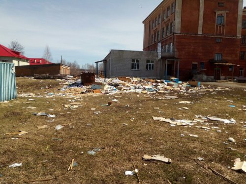 В Ульяновской области после закрытия школы ненужные книги разбросали по участку