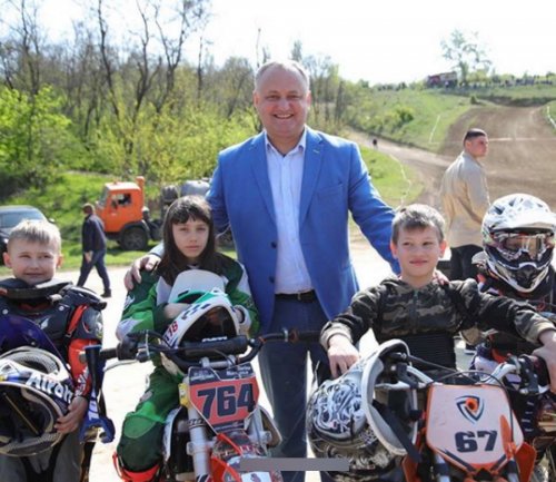 Президент Молдовы Игорь Додон побывал на Чемпионате Центральной Европы по мотокроссу