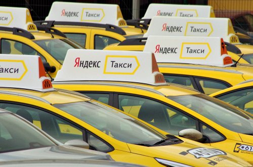 В Омске водители «Яндекс.Такси» стали срывать фирменные наклейки после ДТП