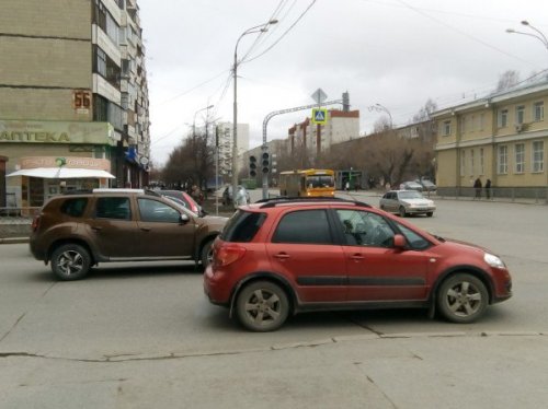 В Екатеринбурге на опасном перекрёстке перестал работать светофор