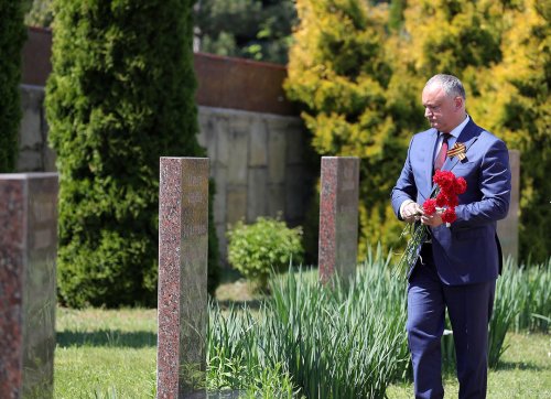Президент Молдовы Игорь Додон почтил память солдат, погибших на войне