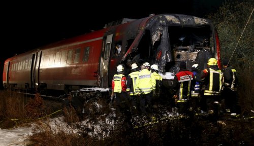 В Баварии после столкновения пассажирского и грузового  поездов пострадало не менее 16 человек