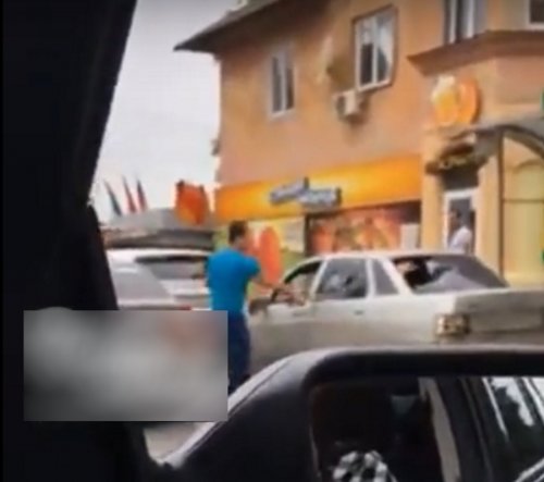 В Ростове мужчина у всех на виду разбивал молотком боковое стекло чужого авто
