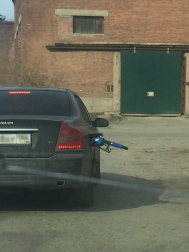 В Екатеринбурге невнимательный водитель уехал с заправки с пистолетом