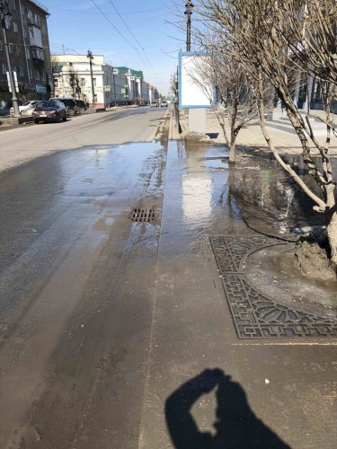 В Омске из-за кривых тротуаров людям приходится прыгать через лужи