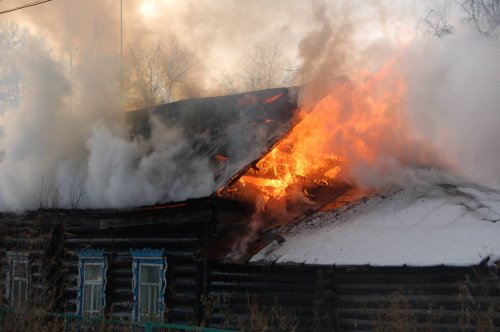 В Иркутске росгвардейцы вытащили из горящего дома 4 человек