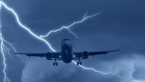 В «Пулково» самолет сняли с полетов после удара молнии