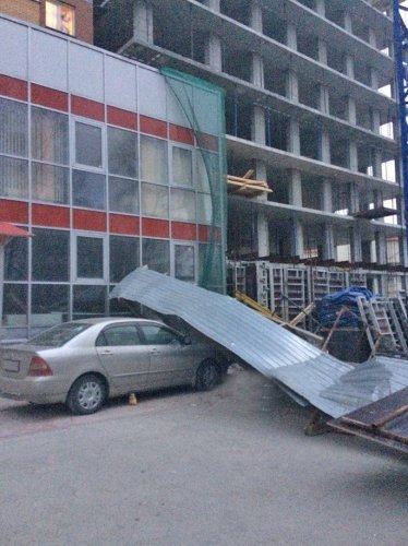 В Новосибирске железный забор обрушился на припаркованную Toyota Corolla