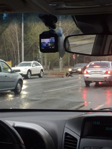 В Екатеринбурге опубликовали видео ураганного ветра, который сносит всё на своём пути, даже автомобили