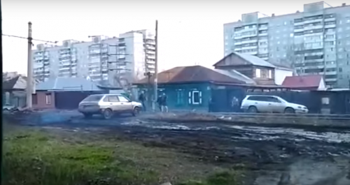 В Омске пьяный водитель таранил машиной забор собственного дома