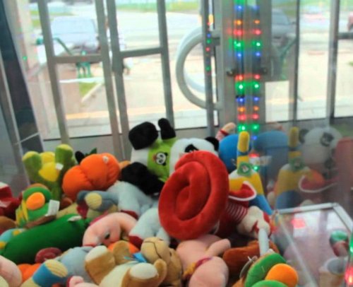 В Австралии малыши сумели перехитрить автомат с игрушками