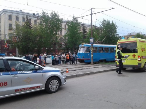 В Екатеринбурге две девочки чуть не попали под трамвай