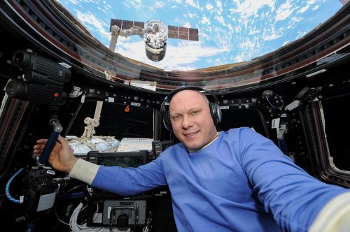 Российский космонавт поздравил россиян с праздником с орбиты