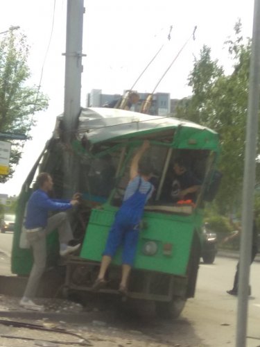 В Новосибирске троллейбус на полной скорости врезался в столб