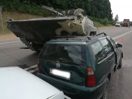 В Беларуси БМП раздавил легковой автомобиль