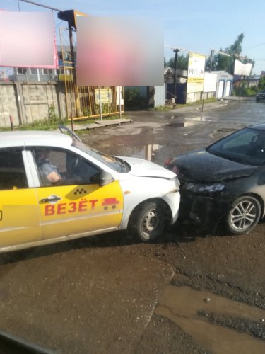 "Не везёт": В Перми произошло столкновение такси «Везёт» и иномарки