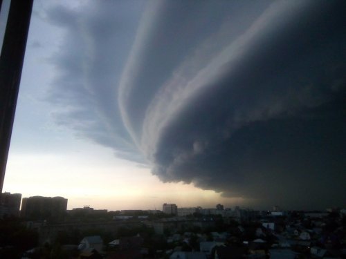 В погруженном во мрак после урагана Барнауле ввели режим ЧС