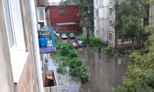 Подвал жилого дома в Омске полностью затоплен после ливней