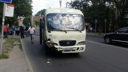 В Ростове маршрутка протаранила легковой автомобиль
