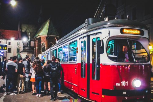 Во время «Ночи музыки» в Екатеринбурге мужчина выбил стекло в экскурсионном трамвае