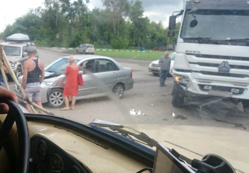 В Новосибирске произошла авария с участием седана и грузовика Howo