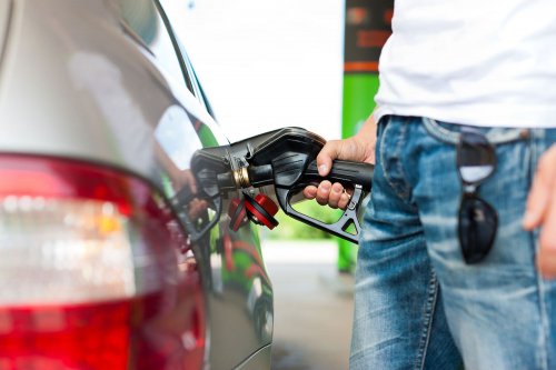 Федерация автовладельцев заявила, что АЗС не доливают россиянам бензин