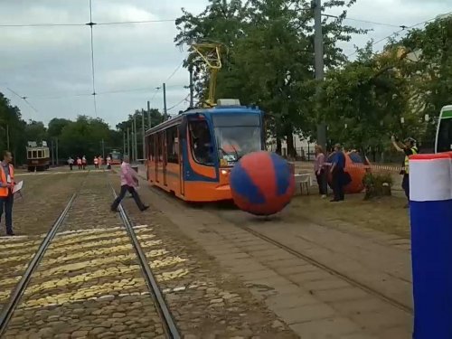 Работники московского трамвайного депо сыграли в необычный «боулинг»