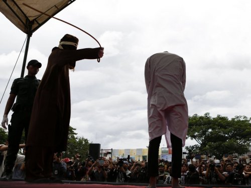 В Индонезии гей-пару публично отстегали батогами на глазах у сотен людей