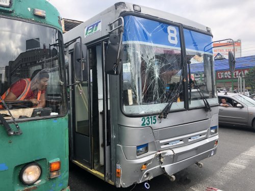 В Новосибирске троллейбус протаранил сразу два автомобиля