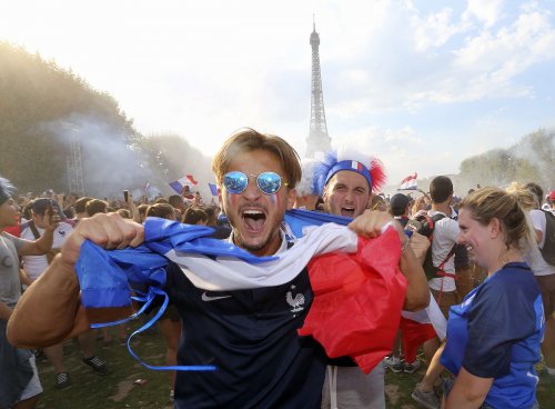 В Париже празднование футбольной победы перешло в беспорядки