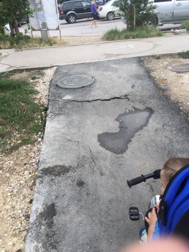 В Крыму пожаловались на ямы в новом тротуаре