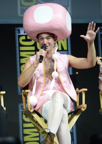 Эзра Миллер в костюме гриба эпатировал публику на Comic-Con