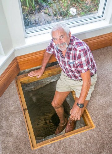 Пенсионер раскопал подземный колодец у себя в спальне