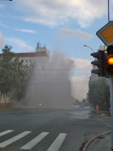 «Хоть днище помыть»: В Новосибирске из-за прорыва трубопровода «фонтан» залил дорогу