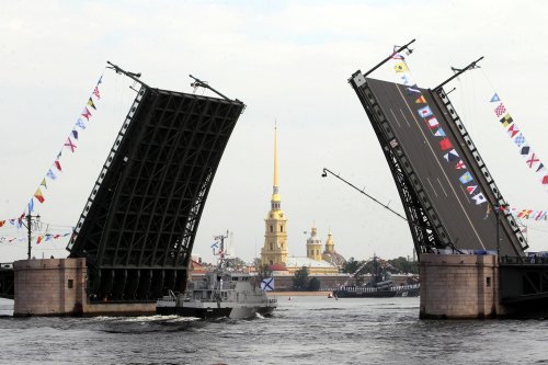 На военно-морском параде в Санкт-Петербурге катер задел опору моста