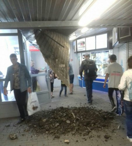 «Еле отскочил»:Ггруда камней обрушилась на пешехода в Новосибирске