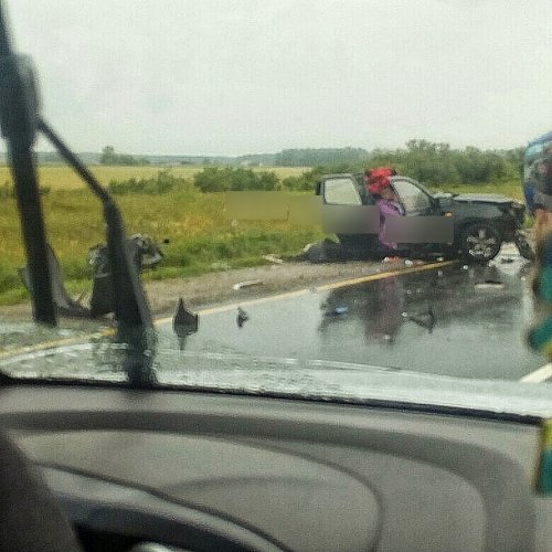В Омске в ДТП разорвало пополам легковую машину