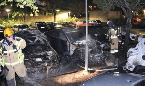 Неизвестные за ночь сожгли и разбили не менее 80 автомобилей в шведских городах