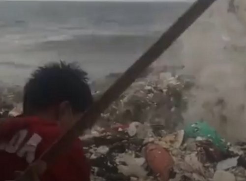 Побережье Филиппин затопило мусором