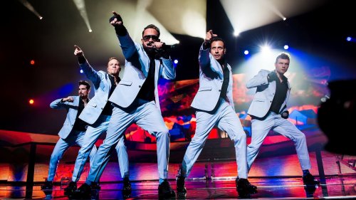 В США фанаты Backstreet Boys попали в больницу из-за обрушения концертной конструкции
