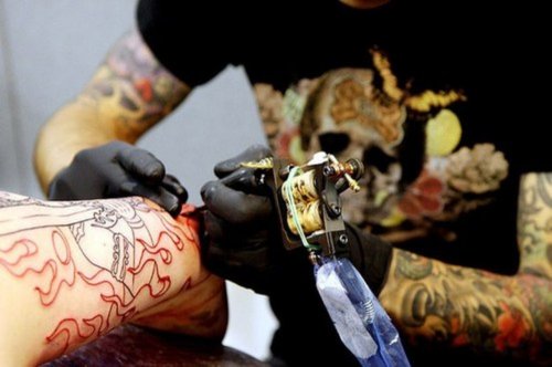Исследователи: Четверть подростков попросили родителей о татуировке