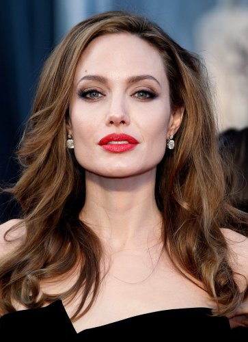 Анджелина Джоли поразила фанатов внешним видом во время шопинга с дочками