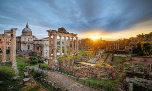 В Риме на глазах у туристов обрушилась стена античного Форума