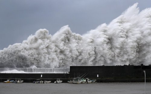 В Японии тайфун «Джеби» выгнал из дому полмиллиона человек и затопил аэропорт