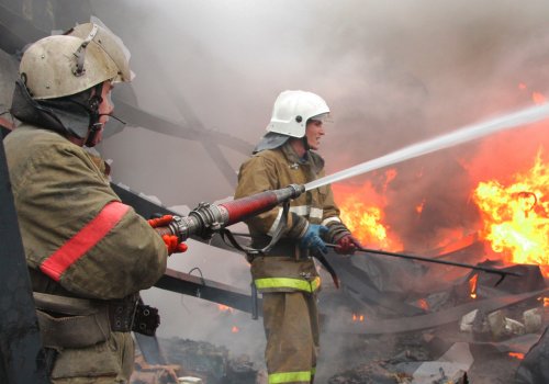 В Екатеринбурге после пожара в муниципальном доме остались без крыши 28 человек