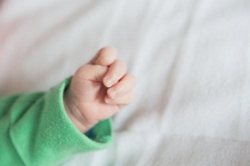 Жительница Омска подарила новорожденную дочь интернет-знакомой