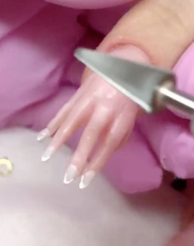 Форма ногтей в виде руки может стать новым трендом в маникюре