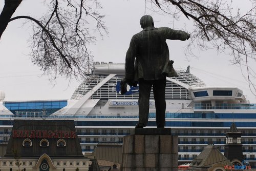 Гигантский лайнер навсегда задержится на причале морского вокзала Владивостока