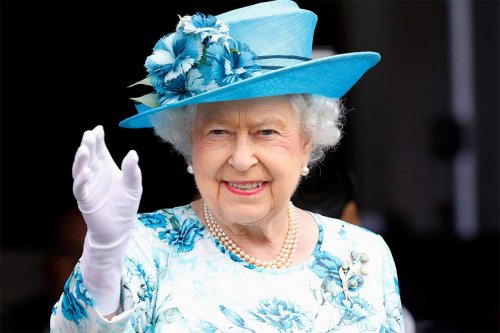 Королева Елизавета использует искусственную руку для приветствия публики