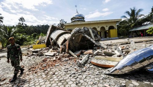 Индонезийский авиадиспетчер погиб, обеспечив взлет пассажирского лайнера перед землетрясением